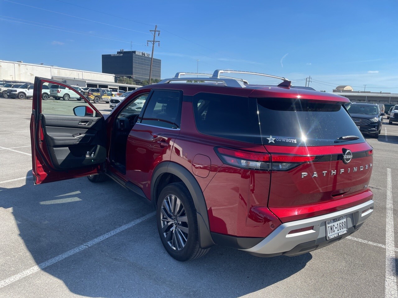 2024 Nissan Pathfinder SL photo 2