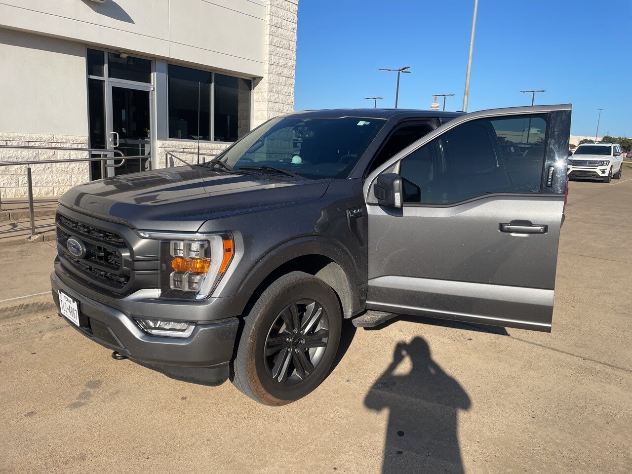 2023 Ford F-150 XLT photo 2