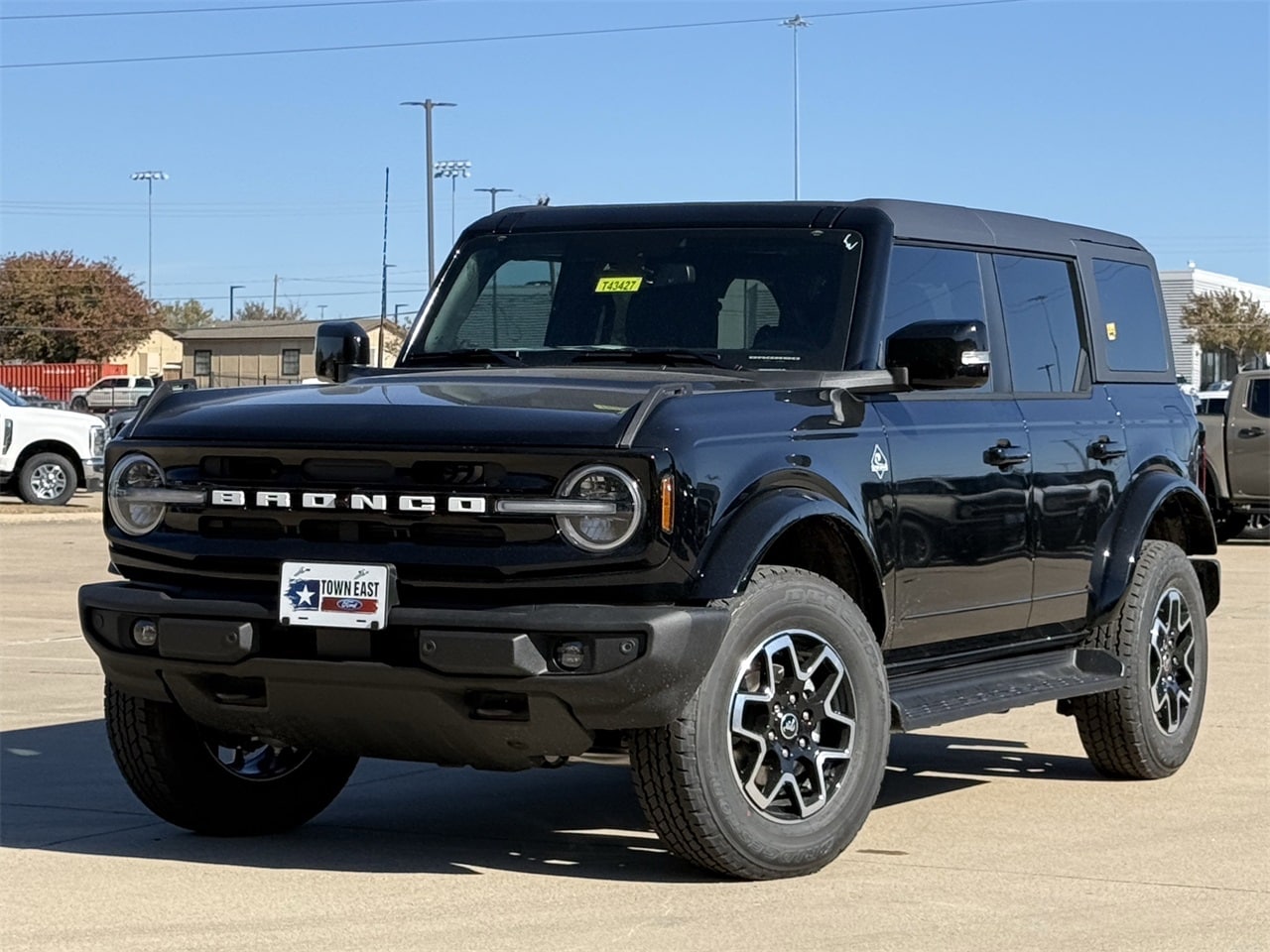 2025 Ford Bronco 4-Door Outer Banks's photo