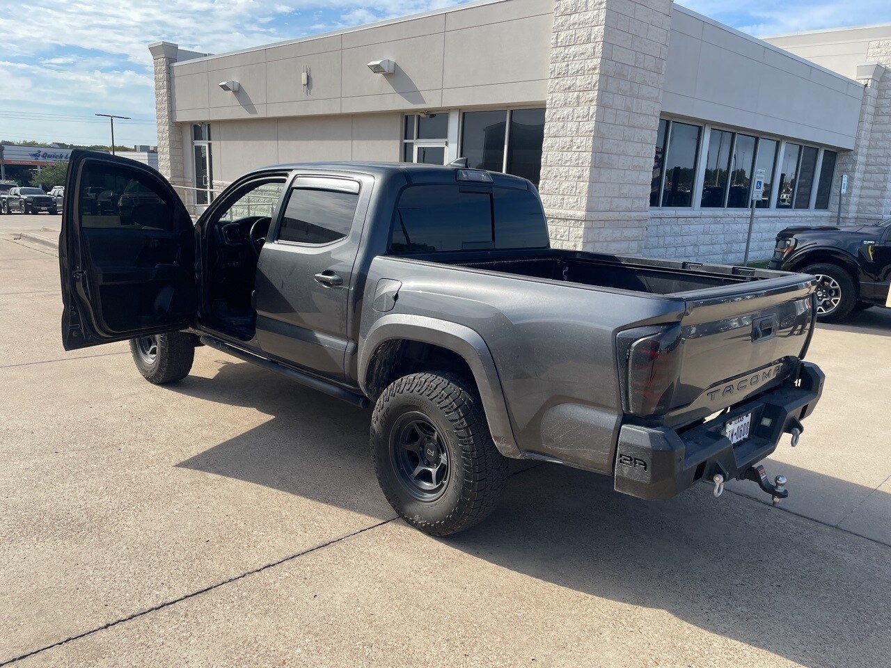 2018 Toyota Tacoma TRD Off-Road photo 2