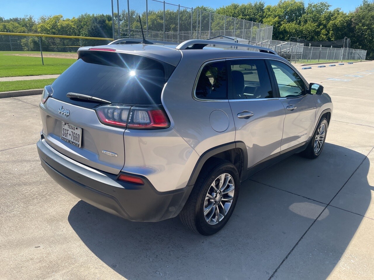 2019 Jeep Cherokee Latitude photo 2