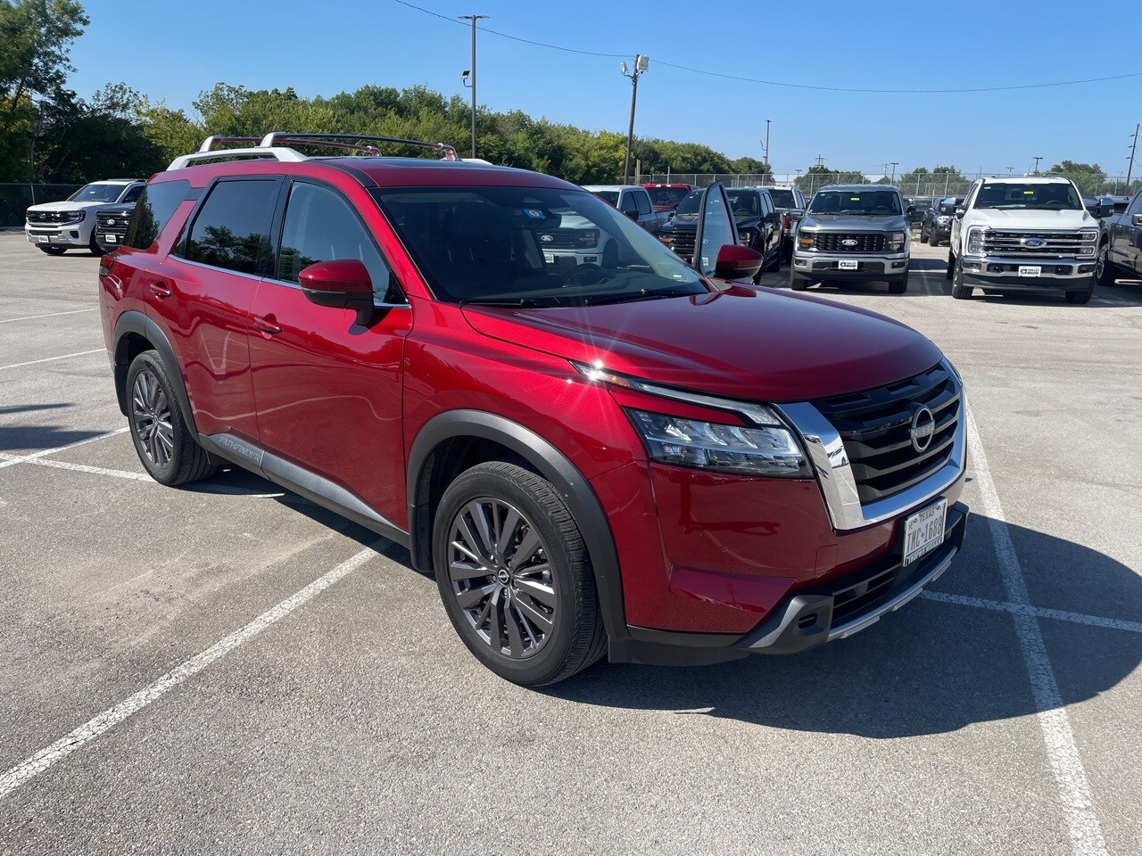 2024 Nissan Pathfinder SL photo 4