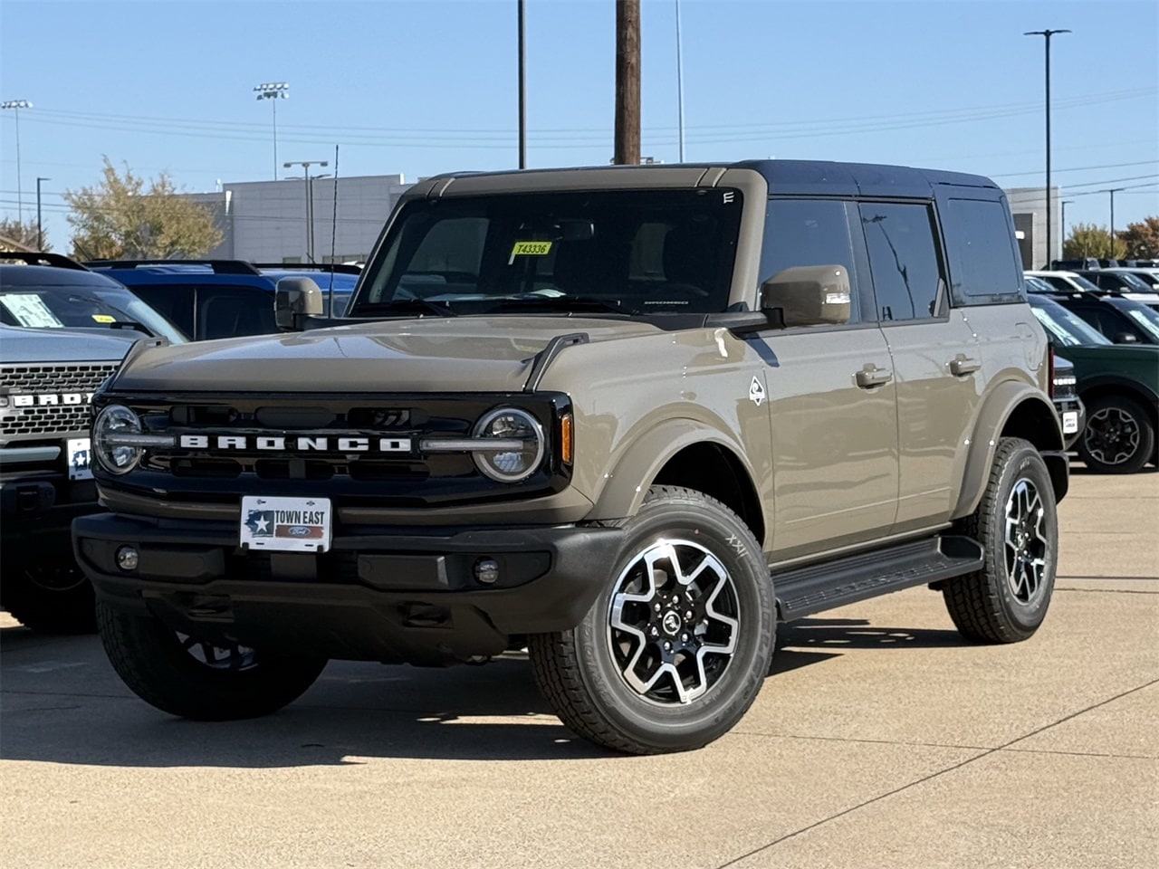 2025 Ford Bronco 4-Door Outer Banks's photo