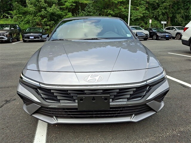 2025 Hyundai Elantra SEL Sport photo 2