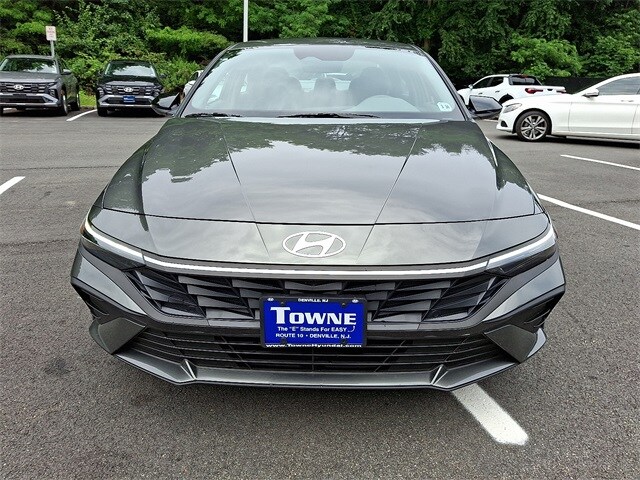 2025 Hyundai Elantra SEL Sport photo 2