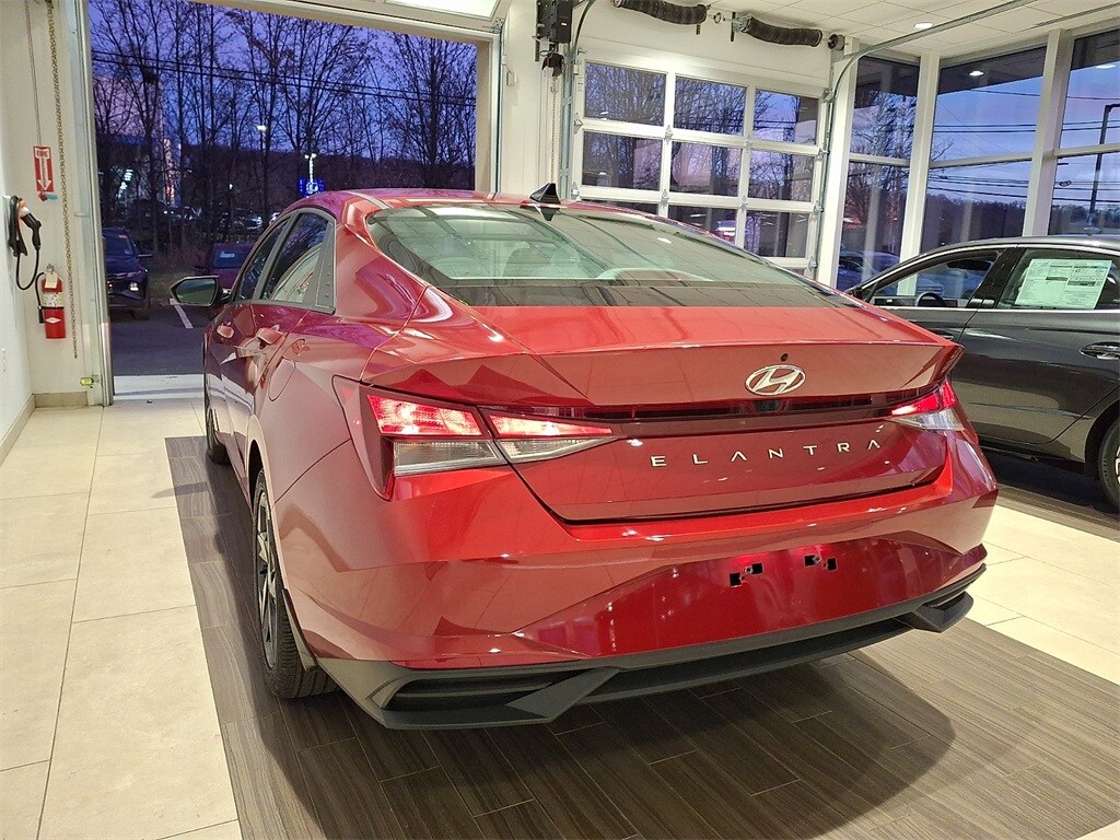 2023 Hyundai Elantra SEL photo 4