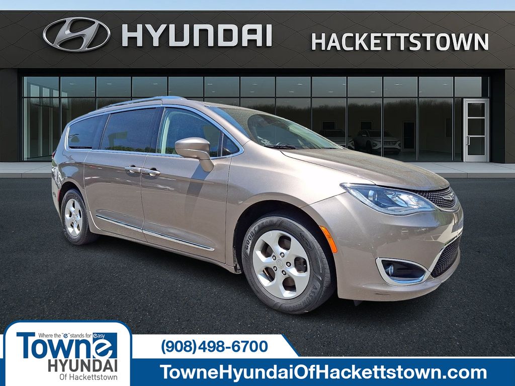 2017 Chrysler Pacifica Touring-L Plus's photo