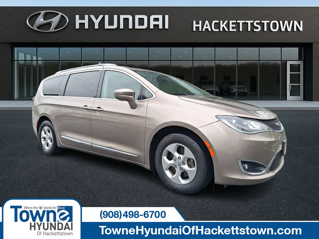 2017 Chrysler Pacifica Touring-L Plus's photo