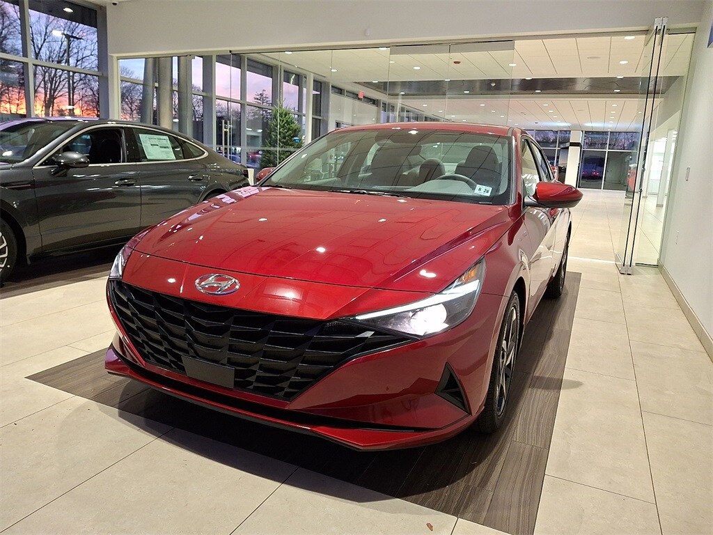 2023 Hyundai Elantra SEL photo 3