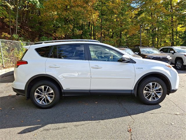 2016 Toyota RAV4 Hybrid XLE photo 4