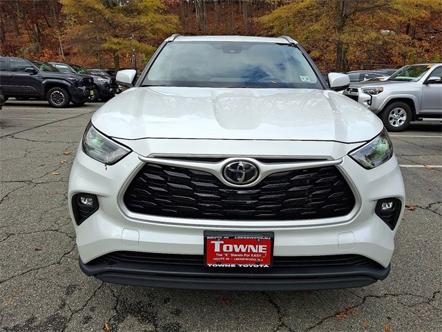 2023 Toyota Highlander XLE photo 2