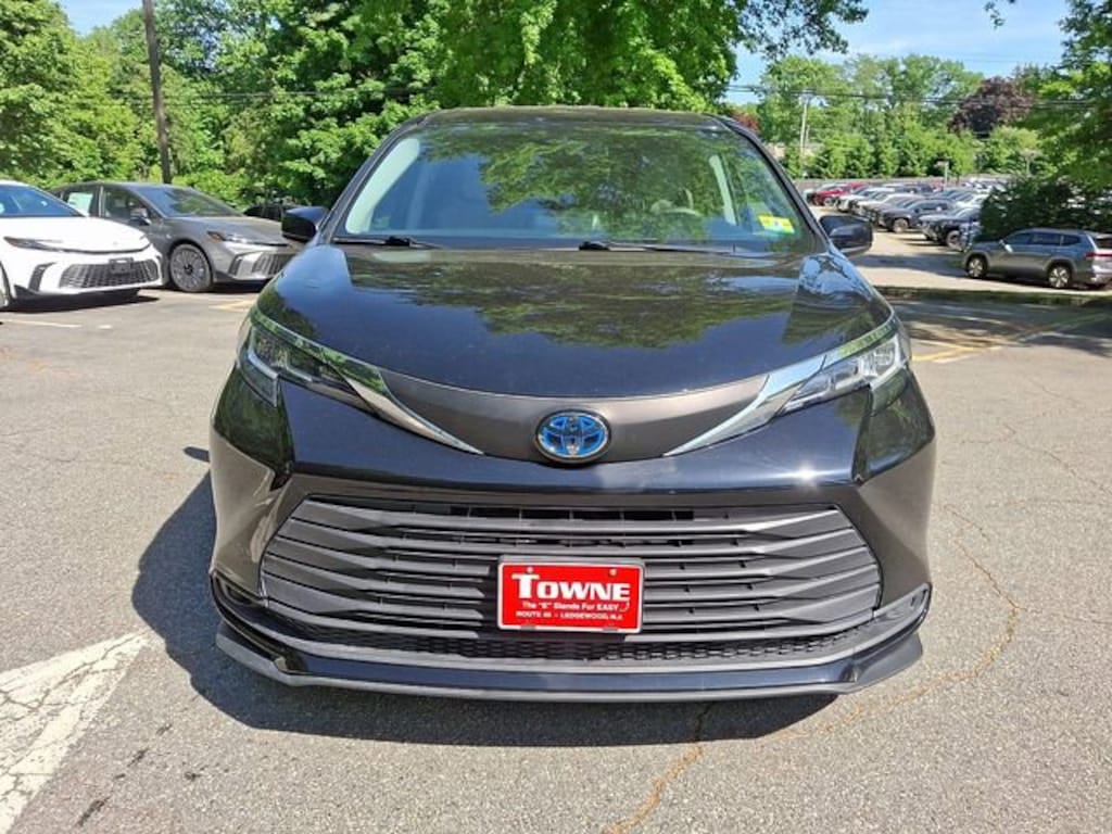 Certified 2021 Toyota Sienna LE 8 Passenger Passenger Van
