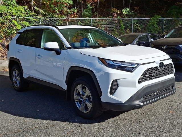 2024 Toyota RAV4 XLE photo 3