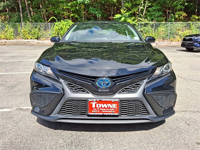 2022 Toyota Camry Hybrid SE photo 2