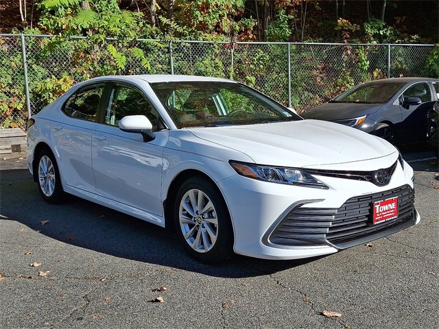2023 Toyota Camry LE photo 3