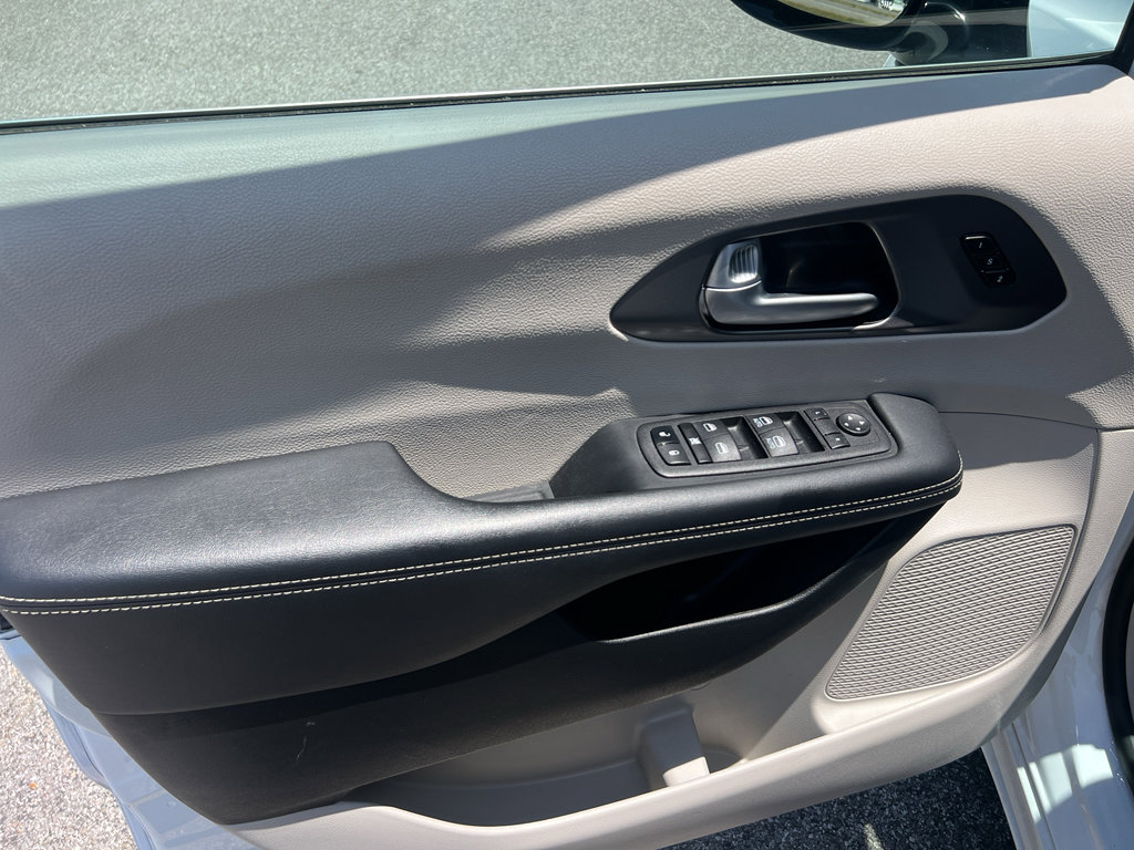 2024 Chrysler Pacifica Touring L - Photo 15