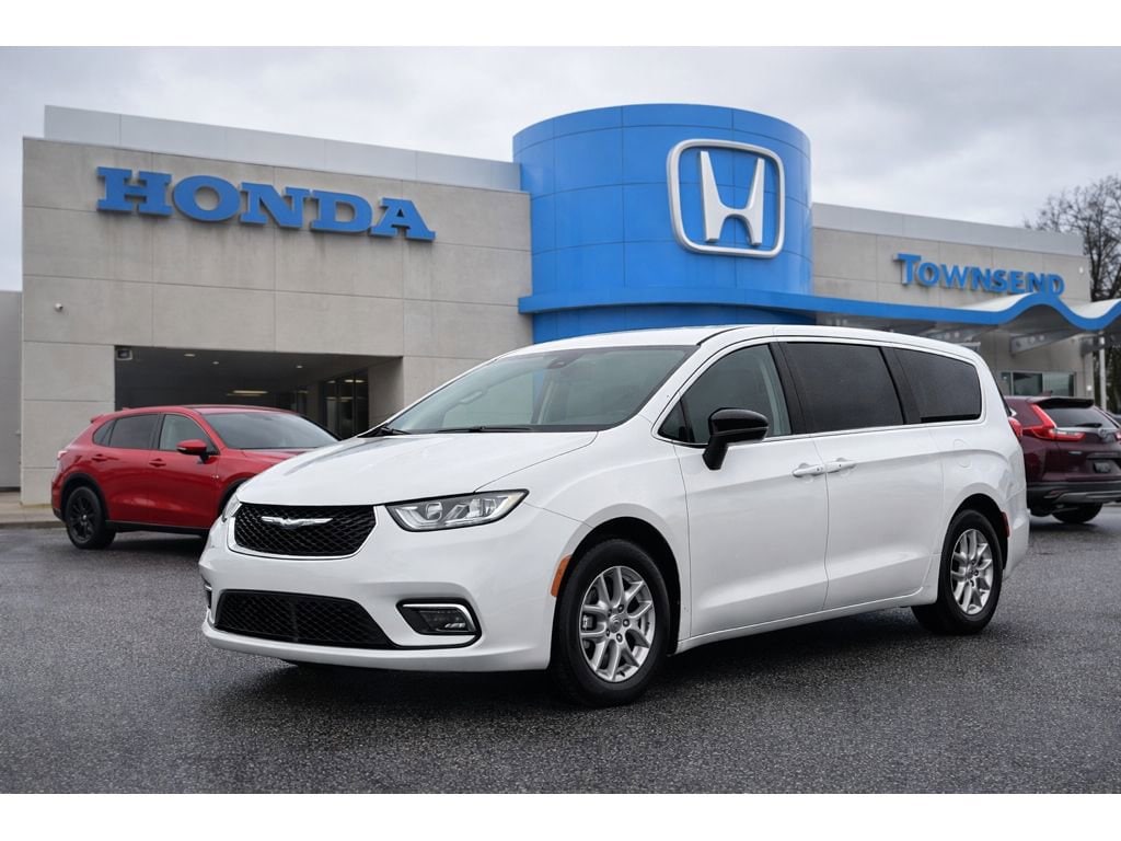 2024 Chrysler Pacifica Touring L's photo