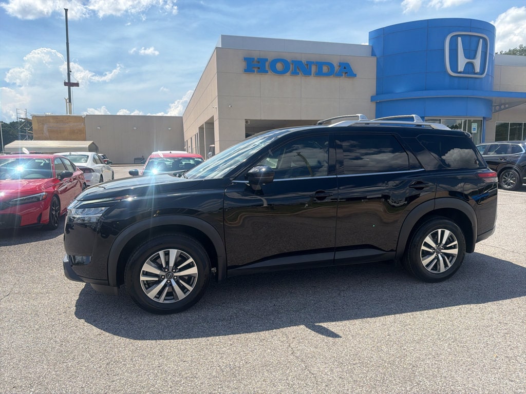 Used 2023 Nissan Pathfinder SL SUV