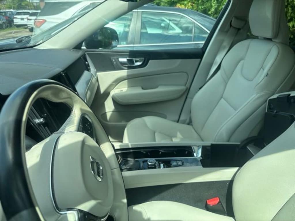 Used 2020 Volvo XC60 T6 Momentum SUV