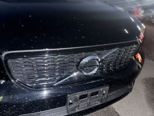 2022 Volvo XC40 R-Design photo 3