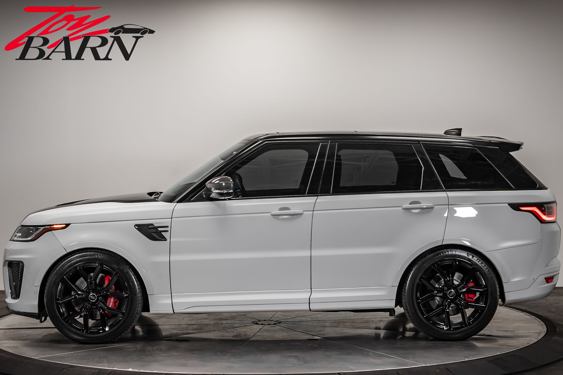 2018 Land Rover Range Rover Sport SVR photo 2