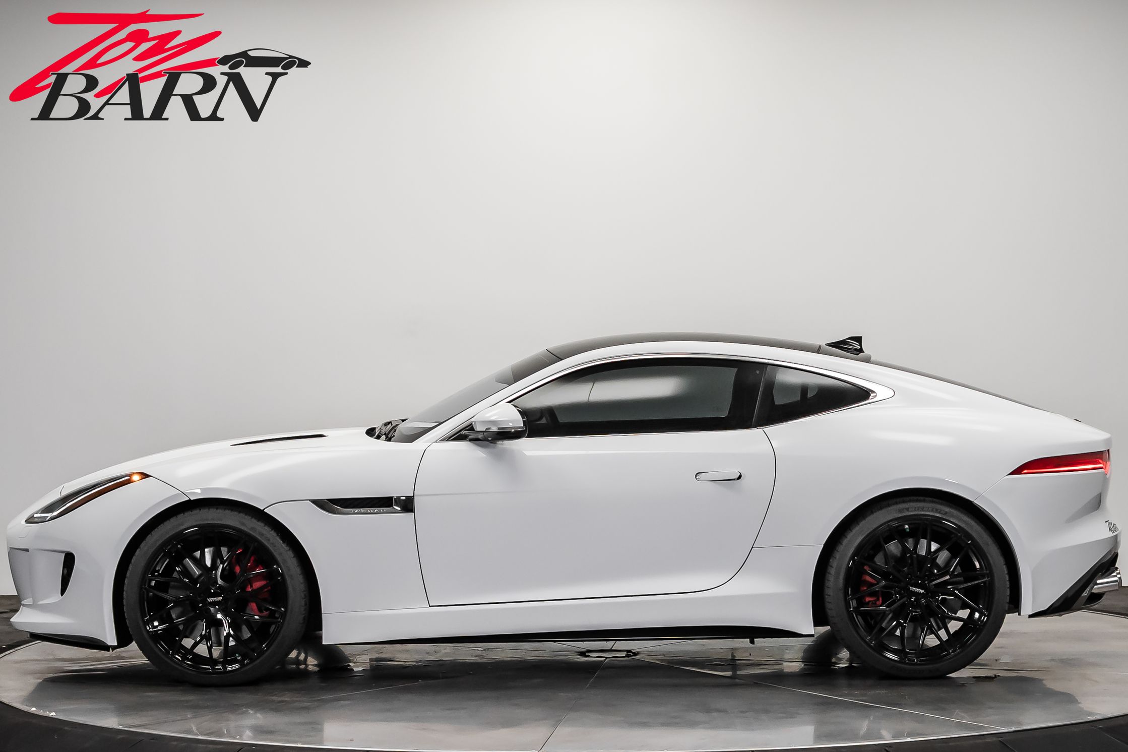 2015 Jaguar F-TYPE R photo 2