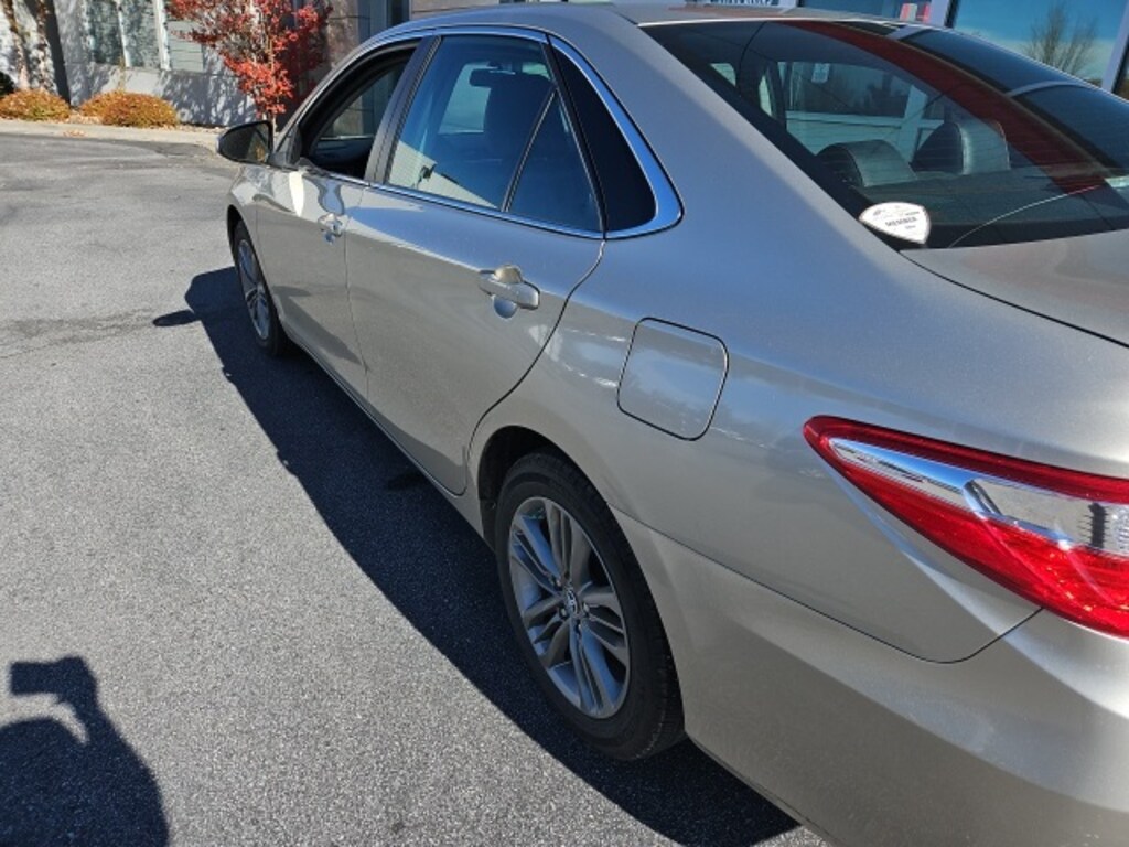 Used 2017 Toyota Camry SE Sedan