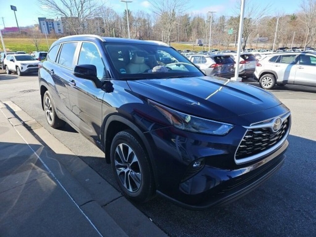 Used 2025 Toyota Highlander Hybrid XLE SUV