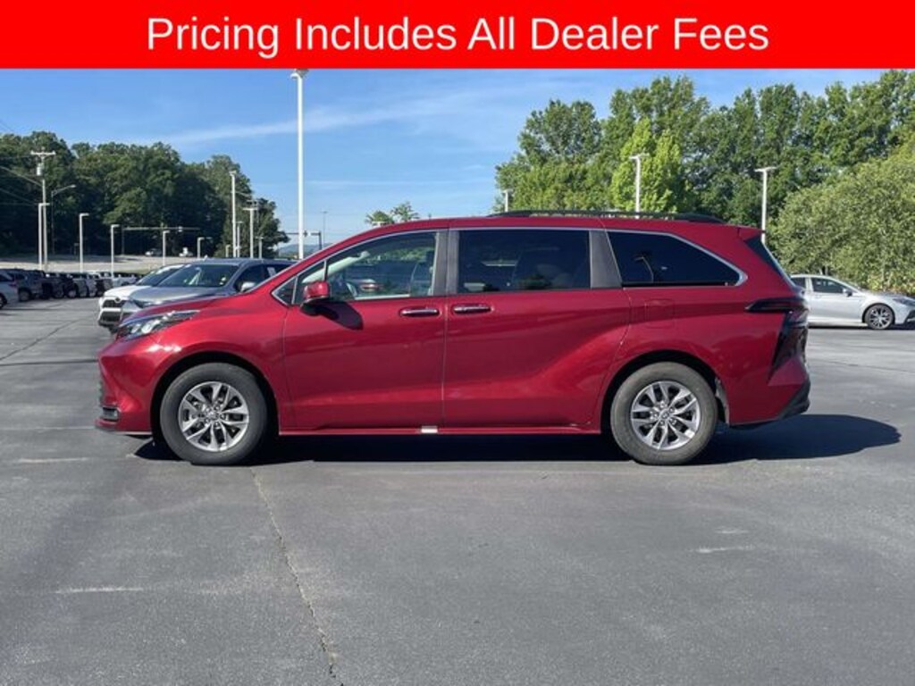 Used 2025 Toyota Sienna XLE Minivan/Van