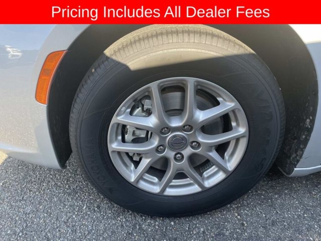 Used 2024 Chrysler Pacifica Touring L Minivan/Van