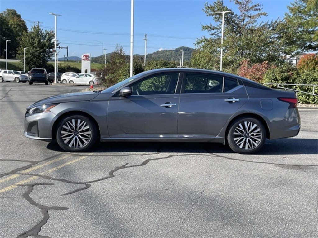 Used 2023 Nissan Altima 2.5 SV Sedan