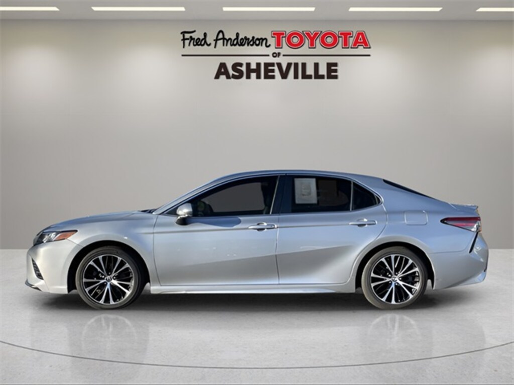 Used 2018 Toyota Camry SE Sedan