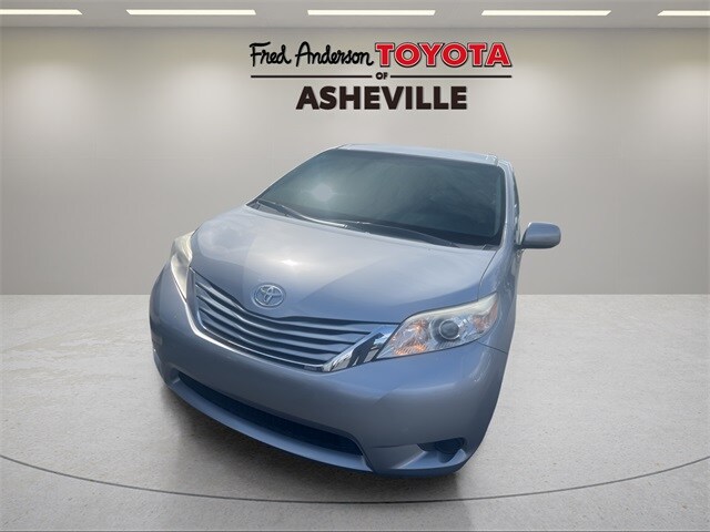2017 Toyota Sienna L photo 2