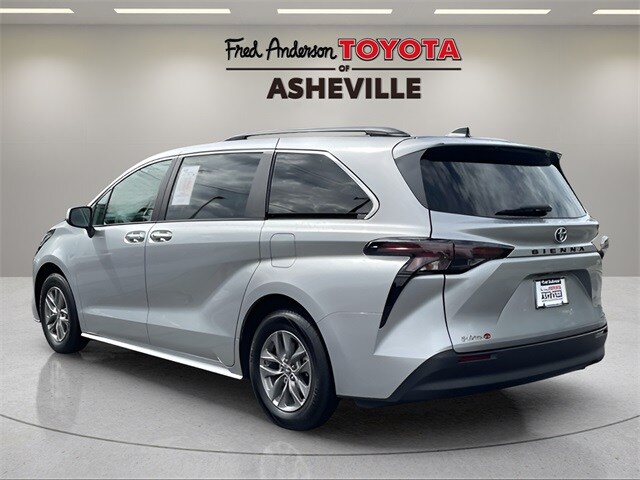 2024 Toyota Sienna XLE photo 3