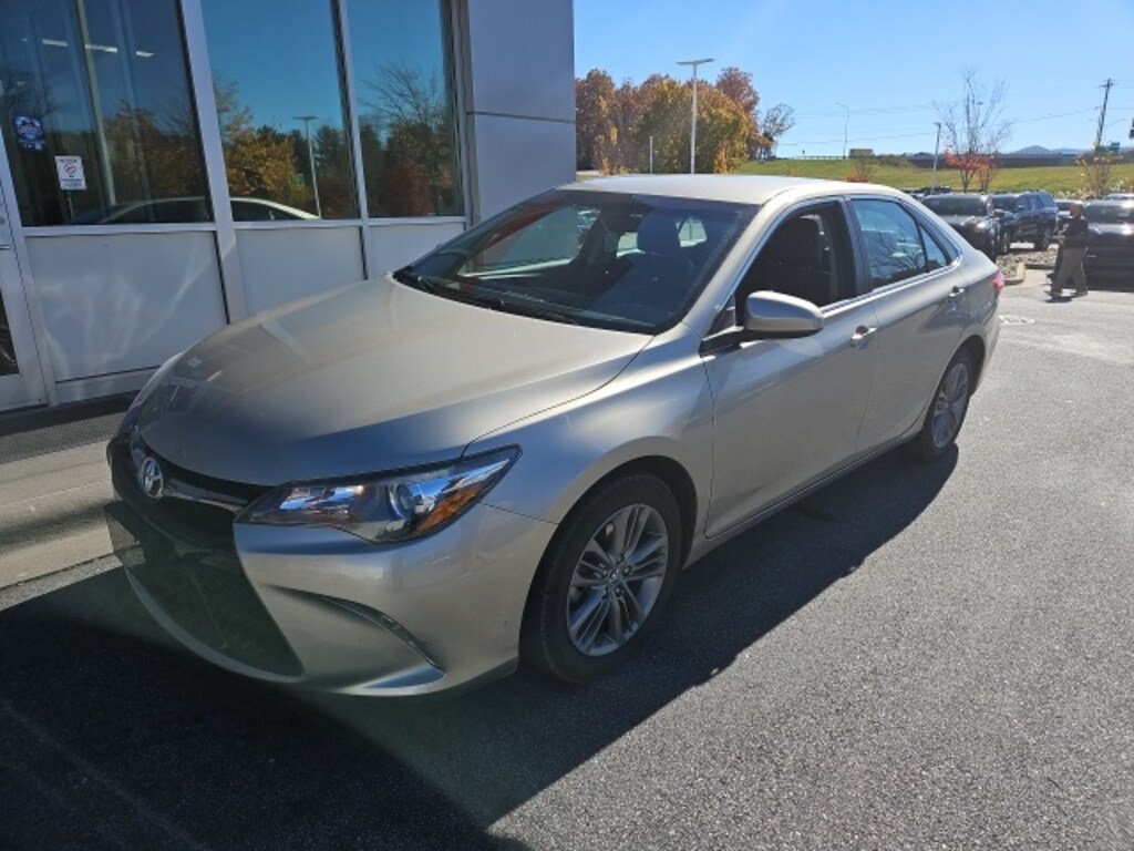 Used 2017 Toyota Camry SE Sedan