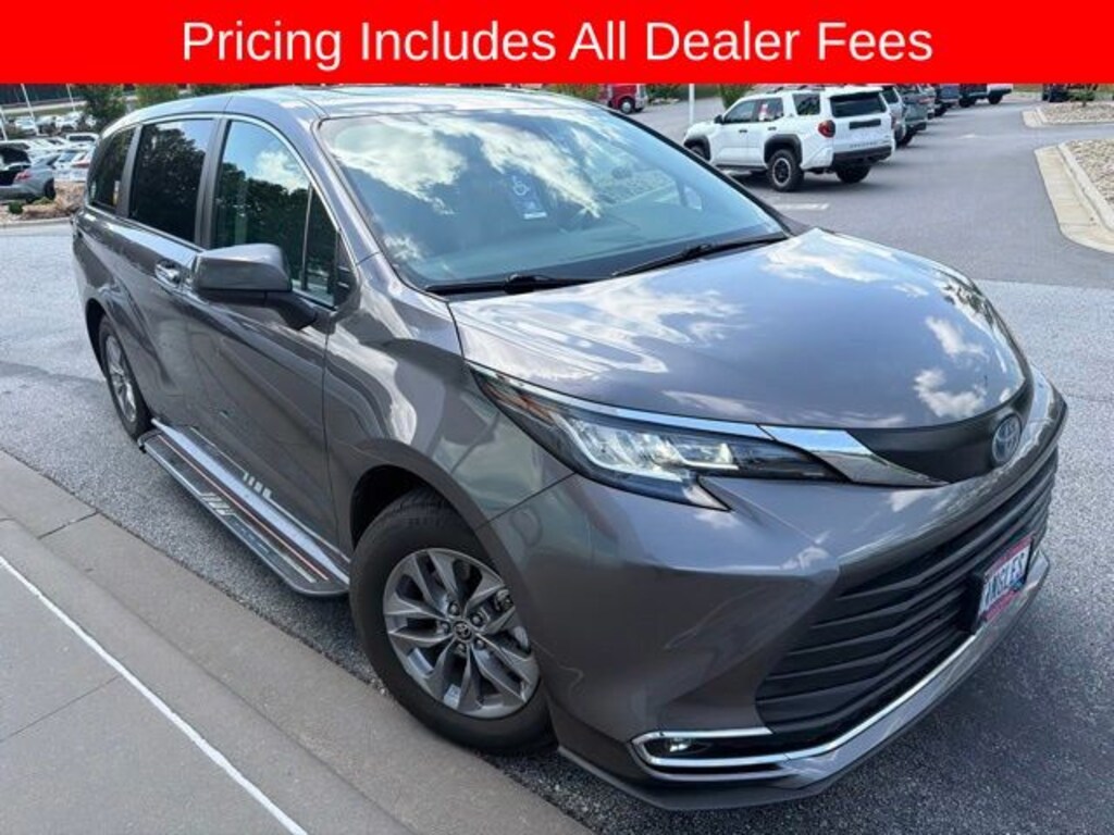 Used 2023 Toyota Sienna XLE Minivan/Van