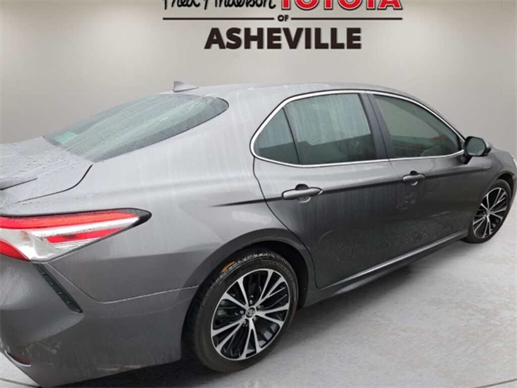 Used 2020 Toyota Camry SE Sedan
