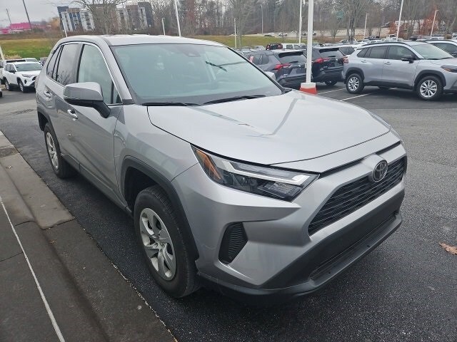 2023 Toyota RAV4 LE photo 3