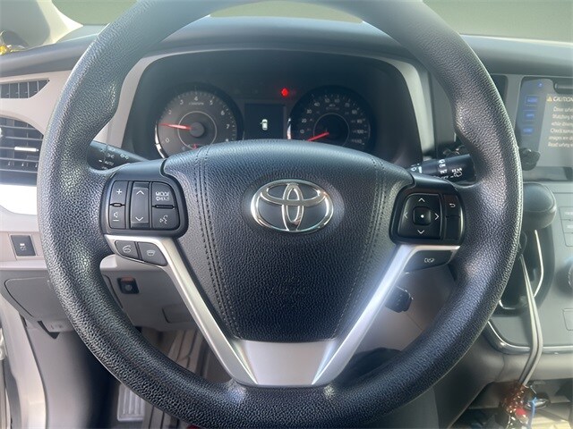 2017 Toyota Sienna L photo 4