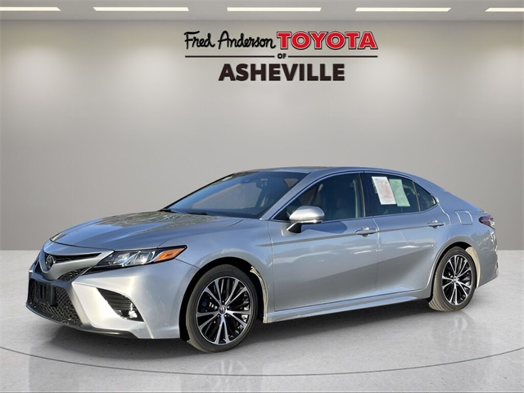 Used 2018 Toyota Camry SE Sedan