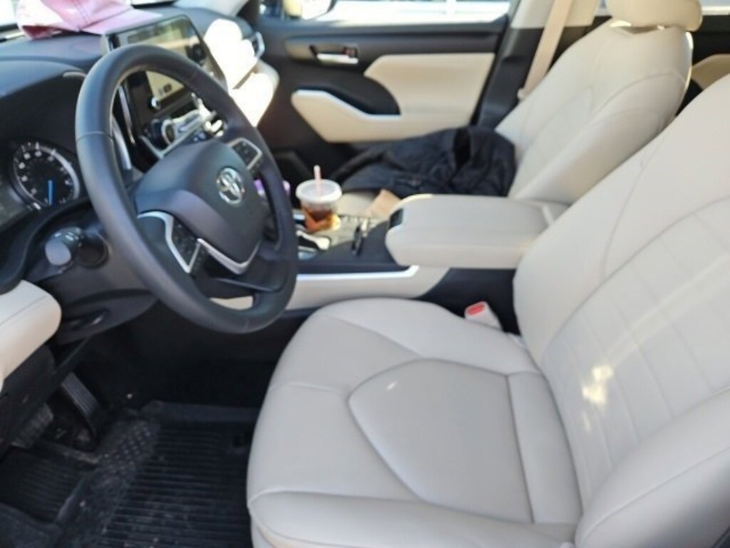 Used 2025 Toyota Highlander Hybrid XLE SUV