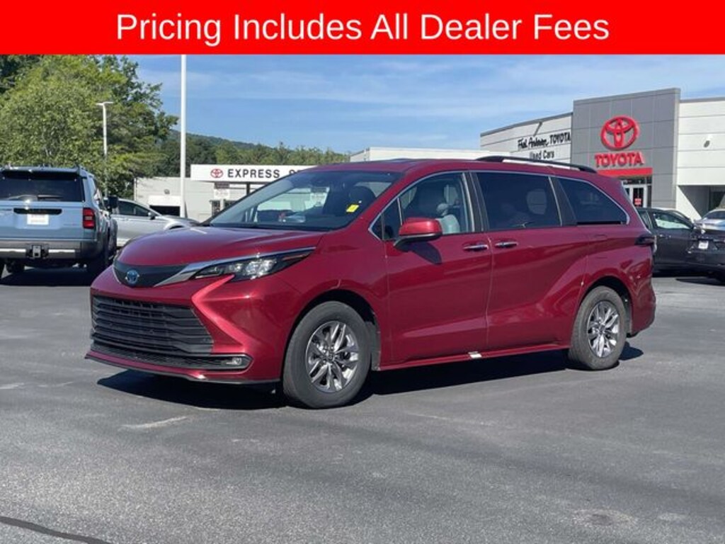 Used 2025 Toyota Sienna XLE Minivan/Van