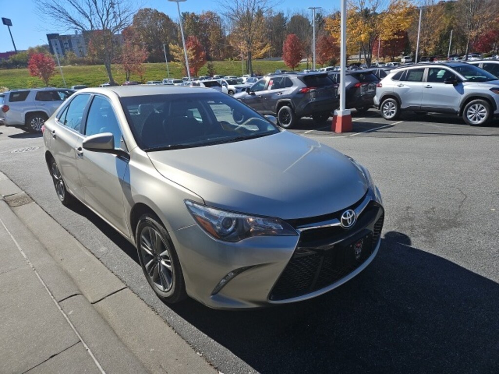 Used 2017 Toyota Camry SE Sedan