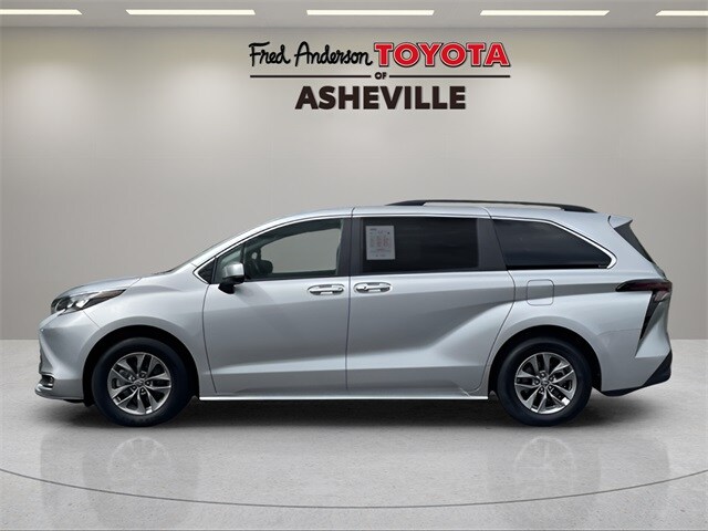 2024 Toyota Sienna XLE photo 2