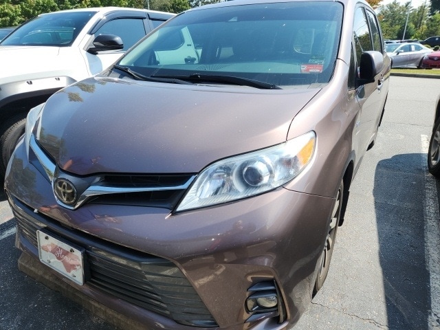 2018 Toyota Sienna XLE photo 3