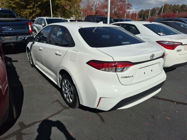 2022 Toyota Corolla LE photo 2