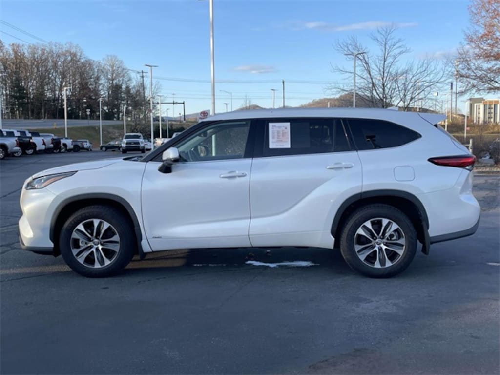 Used 2022 Toyota Highlander Hybrid XLE SUV