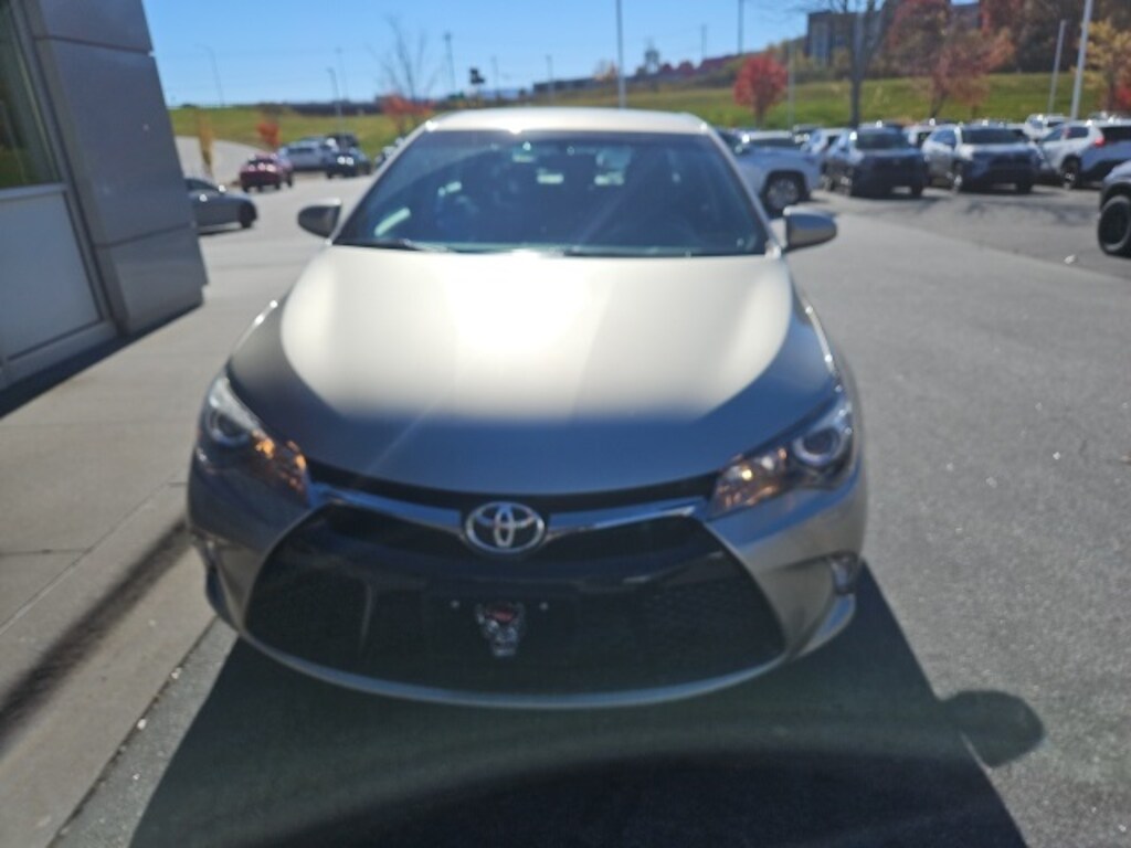 Used 2017 Toyota Camry SE Sedan
