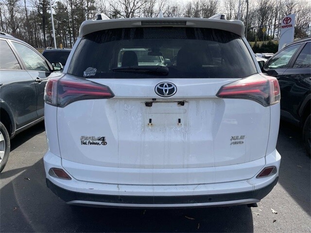 2017 Toyota RAV4 XLE photo 3