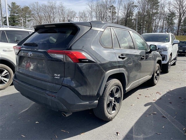 2021 Toyota RAV4 XLE photo 3
